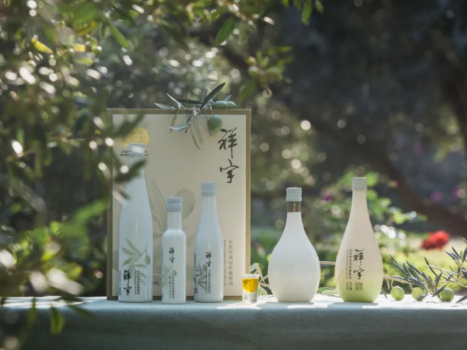 从甘肃陇南的青山幽谷，到一线城市的高端卖场；从一颗油橄榄在晨露中初绽的青涩，到一..